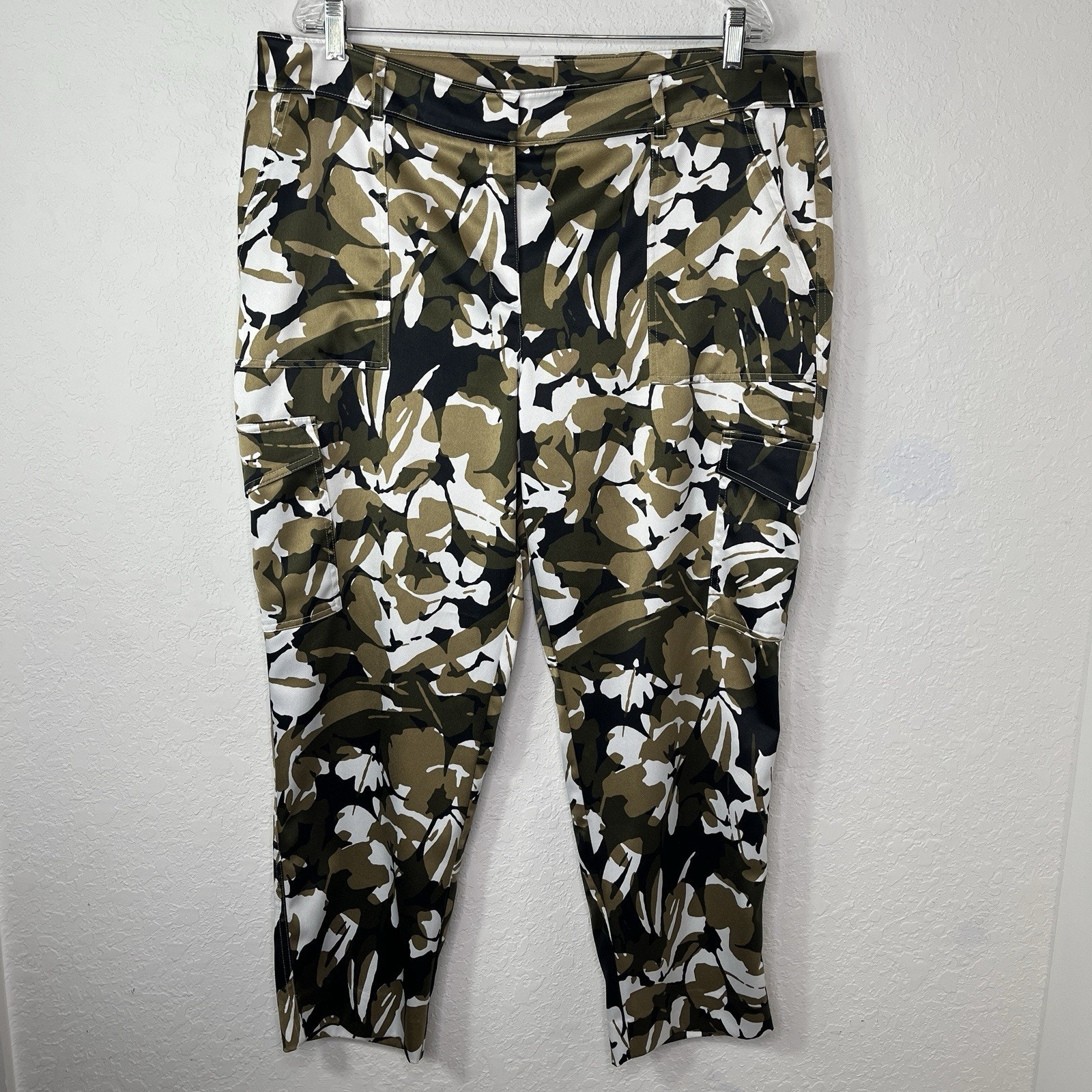 Chico’s Camo Floral Cargo Satin Pants Size 3(Us 16), Utility, Casual, Going Out.